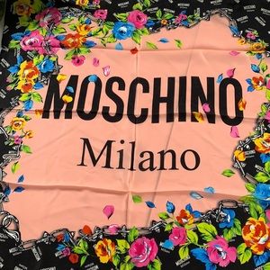 ❤️❤️❤️NEW Moschino silk scarf ❤️❤️❤️